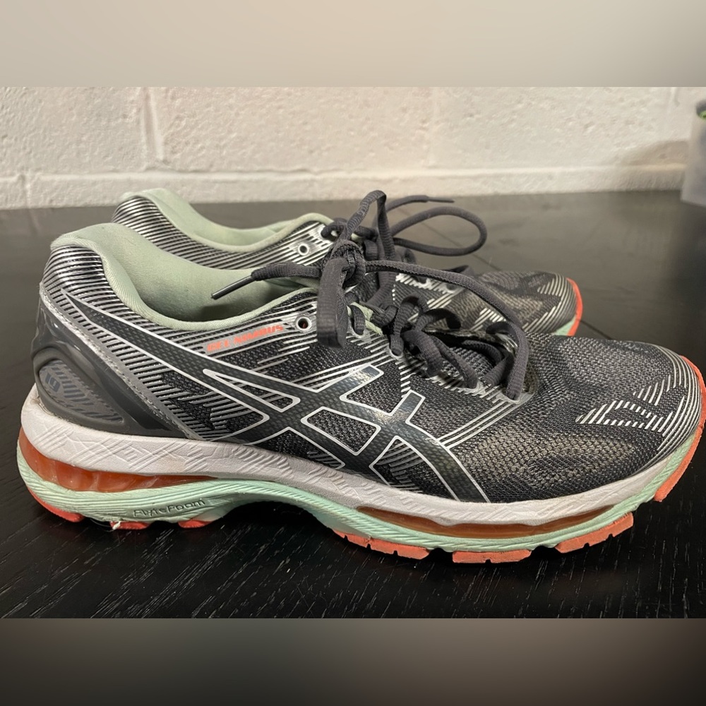 ASICS. Women’s sneakers. Size 8. Teal and light orange.